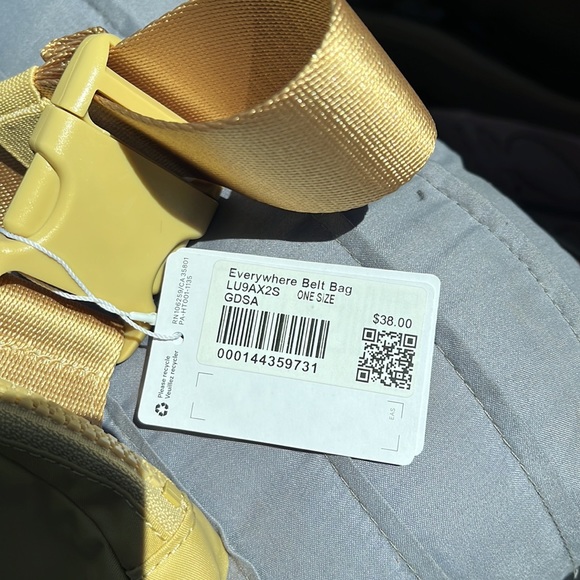 Last one!! NWT Lululemon Everywhere Belt Bag - Picture 5 of 10